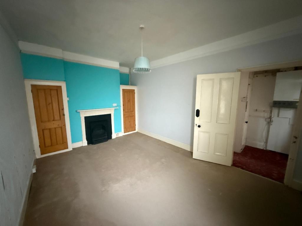 Lot: 97 - THREE/FOUR-BEDROOM TWO BATHROOM HOUSE FOR IMPROVEMENT - Dining Room